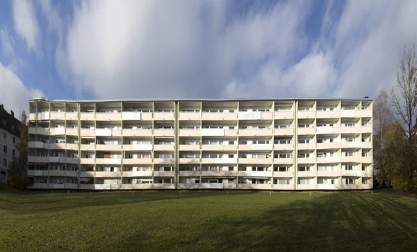 Fachada com varandas de um complexo habitacional social em Munique — Fotografia de Stock