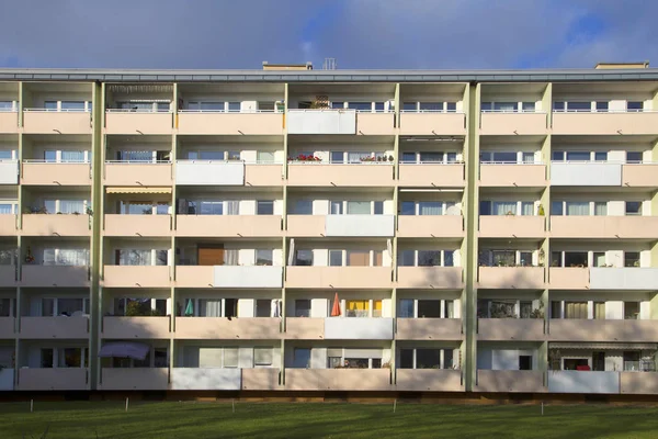 Fachada com varandas de um complexo habitacional social em Munique — Fotografia de Stock