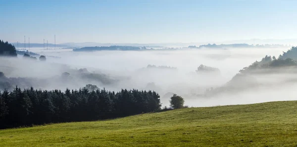 Mistige rurale landschap in ochtend in de eifel — Stockfoto