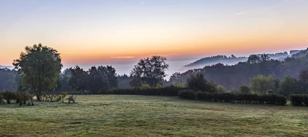 Východ slunce v německé krajině s kopci v pohoří Eifel — Stock fotografie