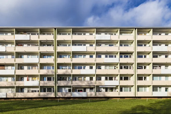 Fassade mit Balkonen einer sozialen Wohnanlage in München — Stockfoto