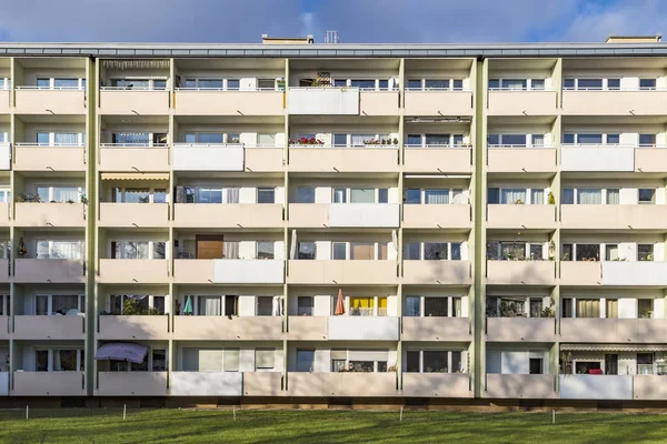 Fachada com varandas de um complexo habitacional social em Munique — Fotografia de Stock