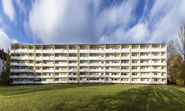 Fachada con balcones de un complejo de viviendas sociales en Munich —  Fotos de Stock