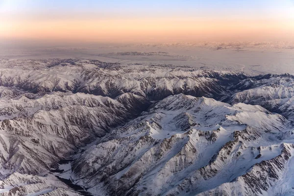 Belle vue de l'avion vers les montagnes à Tachkent, c — Photo
