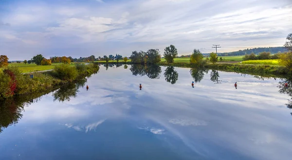 Reflexão de árvores em tauber de rio — Fotografia de Stock