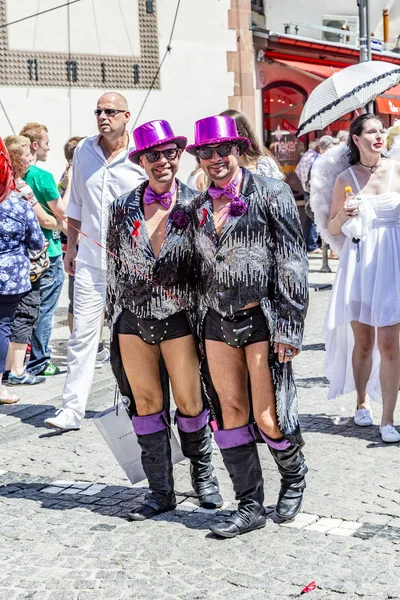 La gente celebra el día de Christopher Street en Frankfurt — Foto de Stock