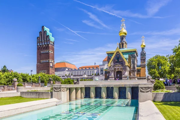 Menschen besuchen Mathildenhöhe in Darmstadt — Stockfoto