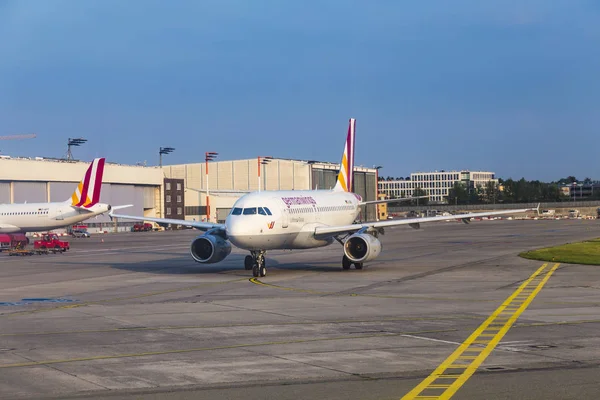 Airbus A319 alkaen Germanwings rullaus Hampurin lentokentällä — kuvapankkivalokuva