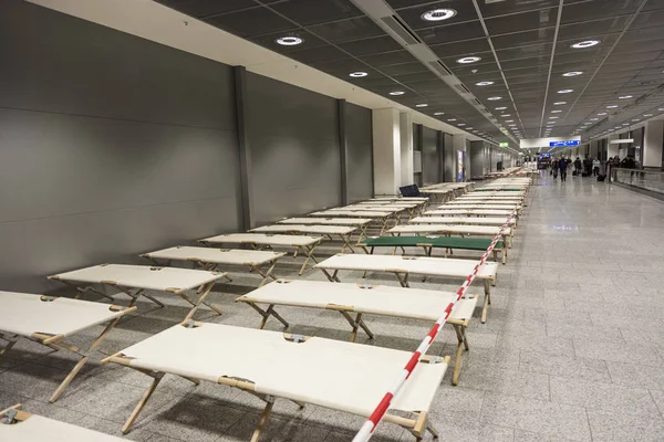 Camas de campamento vacías están de pie fila por fila en la terminal del aeropuerto —  Fotos de Stock