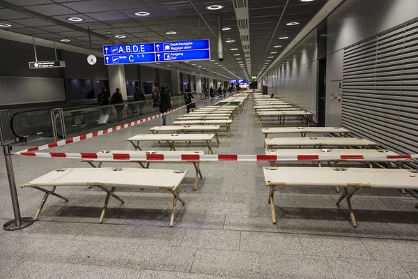 Empty camp beds are standing row by row in the airport terminal — Stock Photo, Image