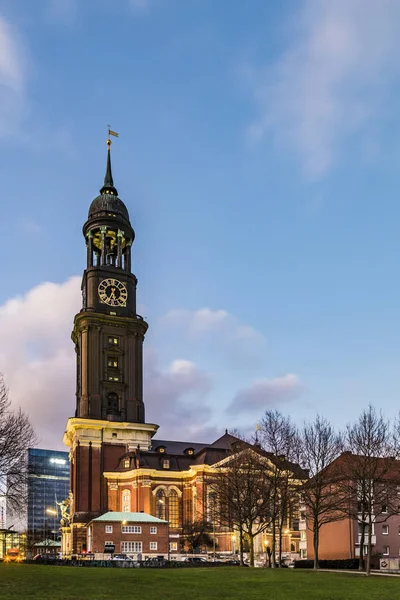 Widok wieczór w Michelwiese z St. Michaelis w świetle wieczoru — Zdjęcie stockowe