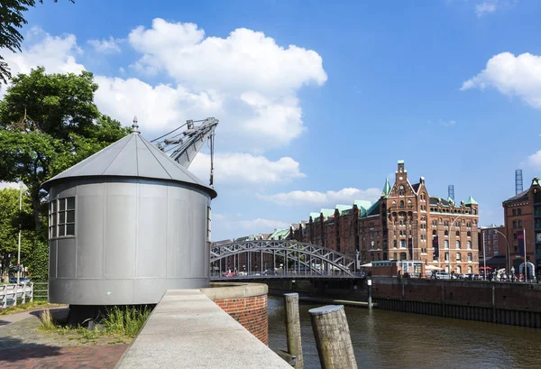 Old crane in Speicherstadt, Hafencity Hamburg, Germany — ストック写真