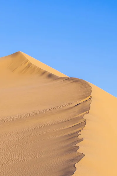 Duna de areia ao nascer do sol no deserto — Fotografia de Stock