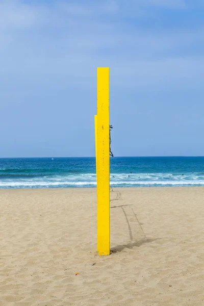 Palo da pallavolo in spiaggia in blu — Foto Stock