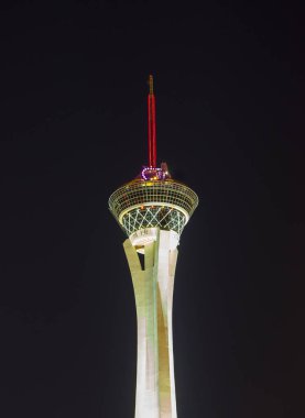 Gece ışıkları Sahara Casino ve Stratosphere Kulesi'nin Las ve