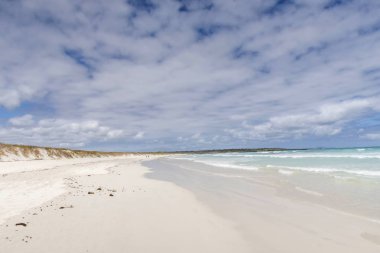 Yukarı bir ada manzaralı beyaz kum üzerinde yıkama suyu; Gal
