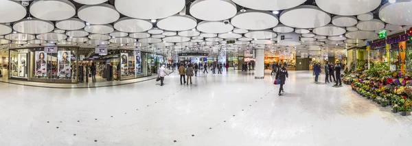 Emberek: a metro station Karlsplatz metró München — Stock Fotó
