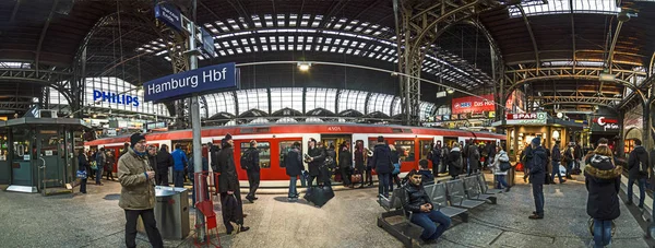 People in the morning wait for the train in the central station — Stock Photo, Image