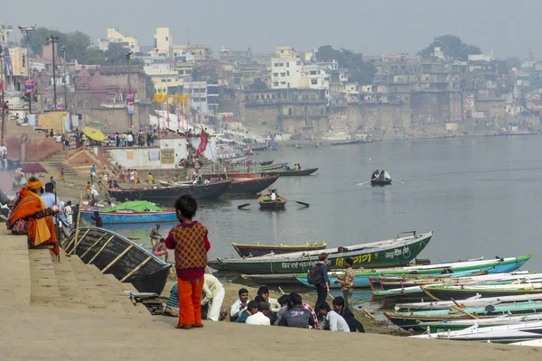 Les hindous se lavent dans la rivière Ganga — Photo