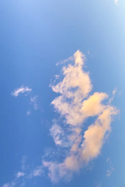 Fond nuageux avec nuages rouges gonflés sur ciel bleu — Photo