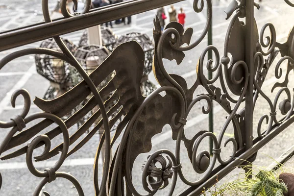 Ornamento uccello di ferro di un vecchio balcone balaustra — Foto Stock