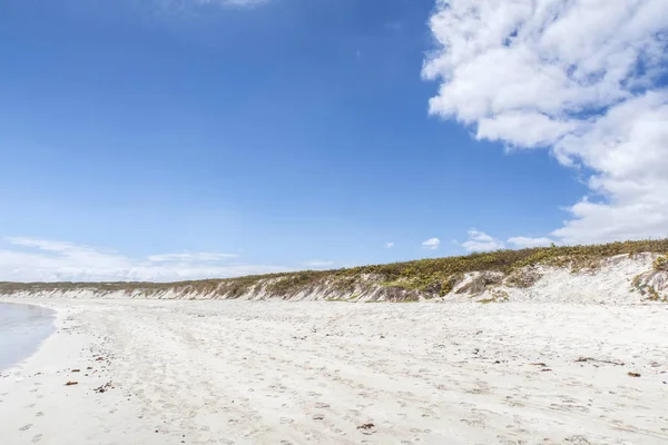 Eau se lavant sur le sable blanc avec vue sur une île ; Gal — Photo