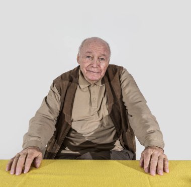 yaşlı adam emekli oldu.