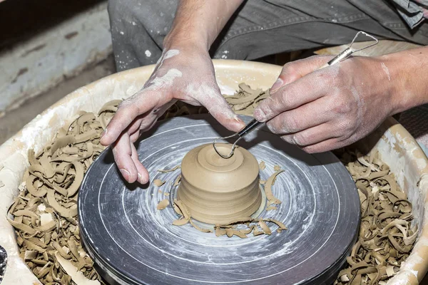 Mani che lavorano sulla ruota della ceramica — Foto Stock