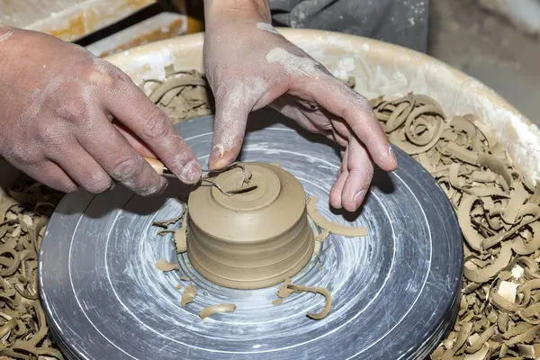 Mani che lavorano sulla ruota della ceramica — Foto Stock