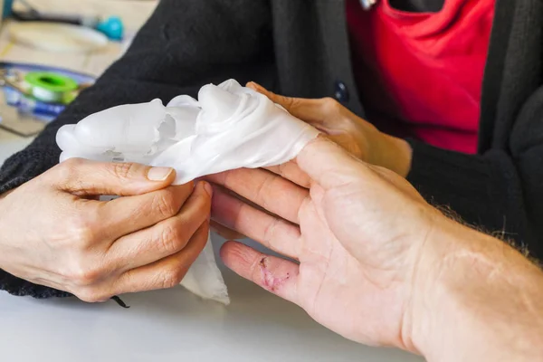 Fizjoterapia rąk w celu odzyskania uszkodzonego wykrywacza — Zdjęcie stockowe