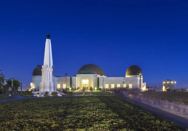 La gente visita el Observatorio Griffith por la noche — Foto de Stock