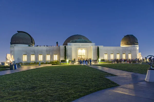 La gente visita el Observatorio Griffith por la noche — Foto de Stock