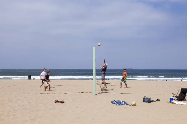 Les gens aiment jouer au volley-ball à Redondo Beach — Photo