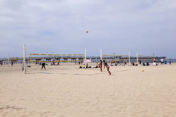 People enjoy playing Volleyball at Redondo Beach — Stock Photo, Image