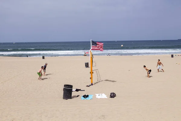 Люди любят играть в мяч на пляже Редондо — стоковое фото