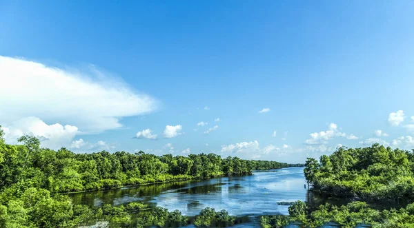Vue sur le fleuve Mississippi avec son large lit de rivière et untouc — Photo