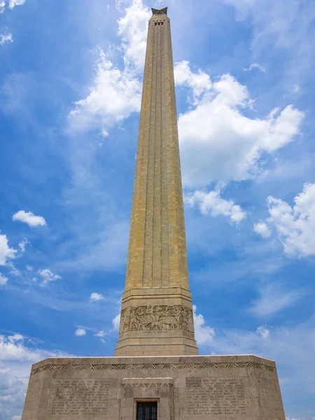 Il Monumento di San Jacinto in una bella giornata estiva — Foto Stock