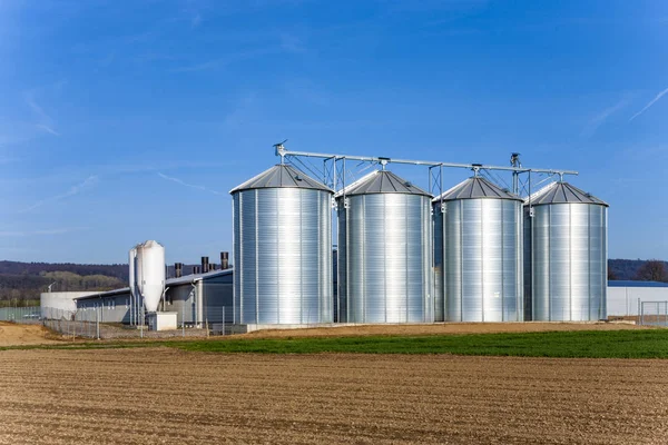 Güneşin altında güzel manzara içinde silo — Stok fotoğraf