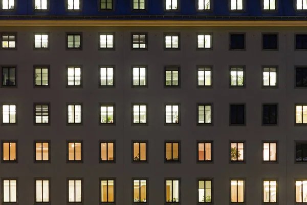 Fenêtres éclairées dans une façade d'un bâtiment du gouvernement à Vienn — Photo