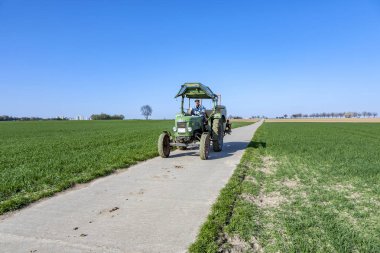 geri onun tarlayı sonra çiftçi onun Traktör sürmek