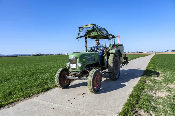 彼のトラクターの農家の畑を耕起後乗り物 — ストック写真
