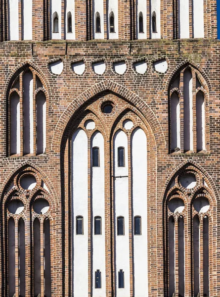 La Nueva Puerta en la muralla de Neubrandenburg en el antiguo Ea — Foto de Stock