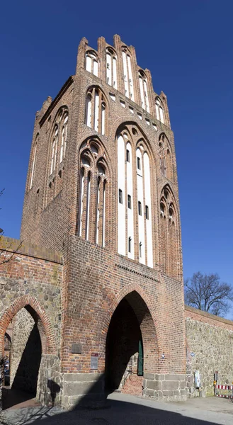 De nieuwe poort in de stadsmuur van Neubrandenburg in de voormalige Ea — Stockfoto