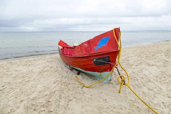 Gamla trä yrkesfiskarnas fartyg vid stranden — Stockfoto