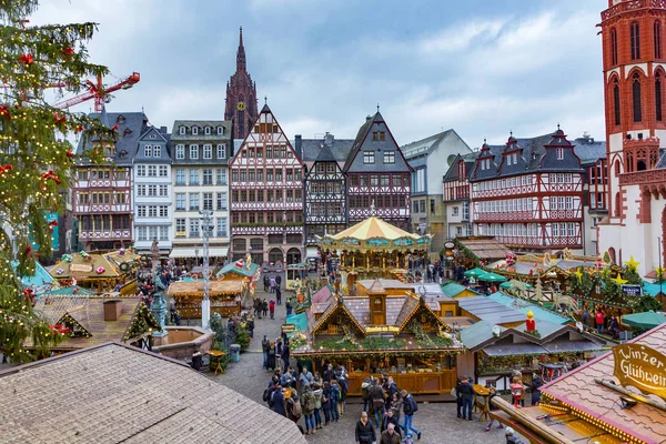 La gente disfruta del mercado de Navidad en el Roemer — Foto de Stock