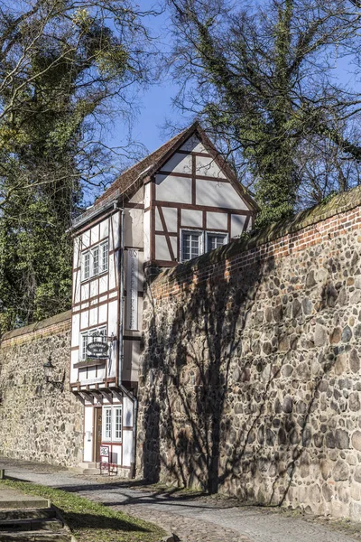 Dom wiek wzdłuż ściany średniowiecznego miasta, Neubrandenburg, Mecklen — Zdjęcie stockowe