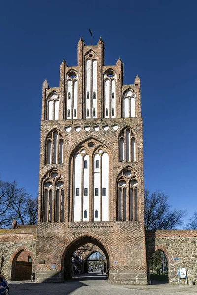 Das neue tor in der stadtwand von neubrandenburg in der ehemaligen ea — Stockfoto