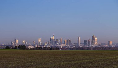 Frankfurt manzarası gece alanlarla görünümünü