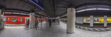 insanlar metro treninin Frankfurt bekleyin