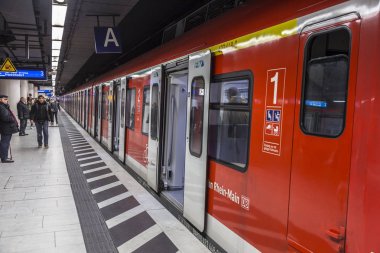 insanlar metro treninin Frankfurt bekleyin